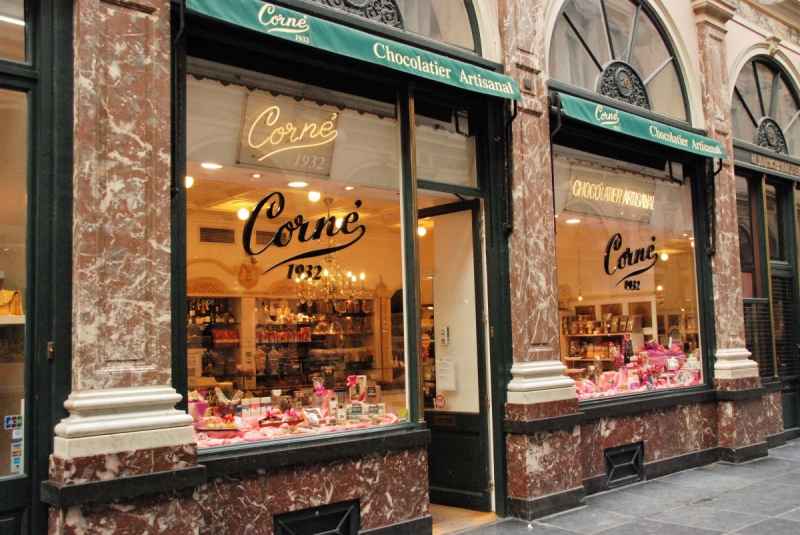 vitrine-GRASSE-min_chocolate_chocolaterie_shop_luxury_chic_gallery_brussels_belgium-558146