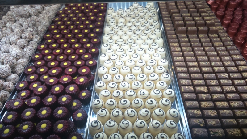 vitrine-GRASSE-min_chocolates_milk_chocolate_white_chocolate_truffles_candy_food_treat_cacao-1213769