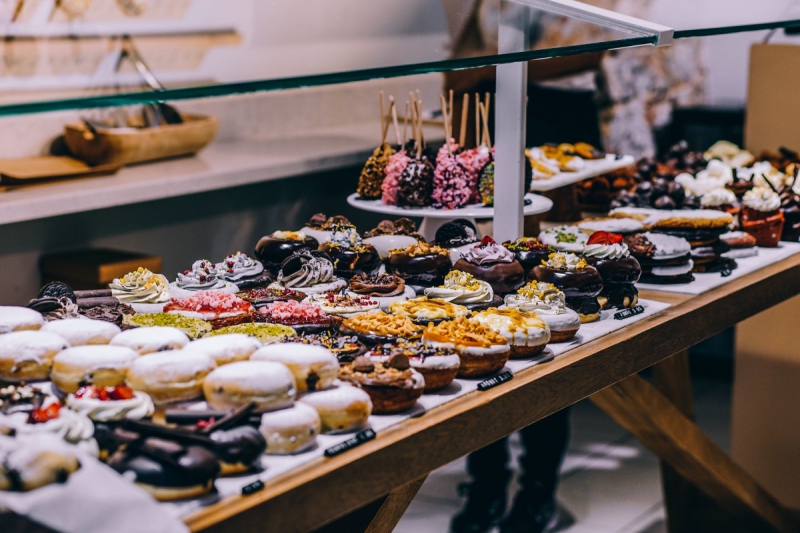 vitrine-GRASSE-min_shop_dessert_pastry_bakery_counter-184398