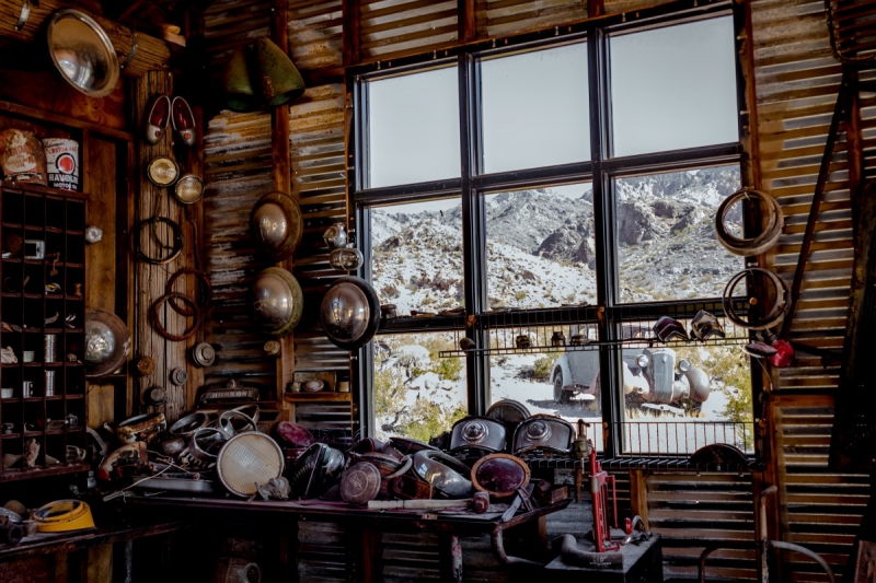 vitrine-GRASSE-min_shop_window_part_junk_abandoned-138873